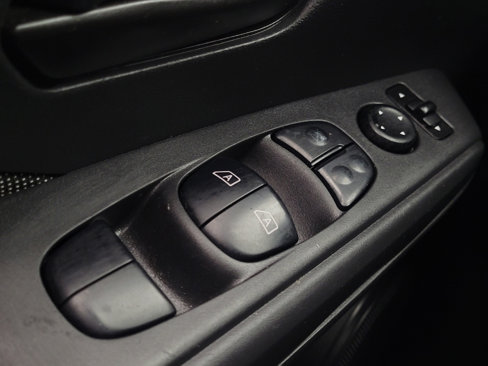 Used 2019 Nissan Kicks S image 27