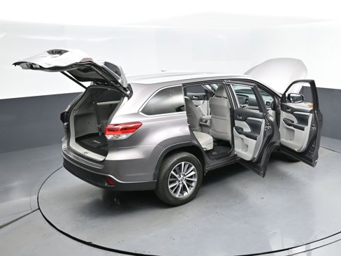 Used 2019 Toyota Highlander XLE image 18