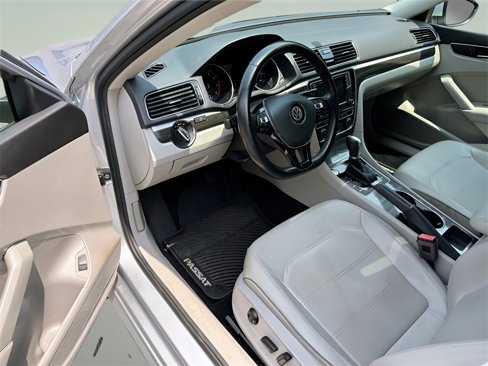 Used 2018 Volkswagen Passat 2.0T SE image 2