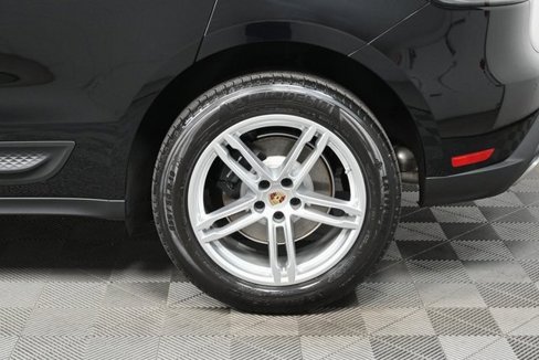 Certified 2025 Porsche Macan image 34