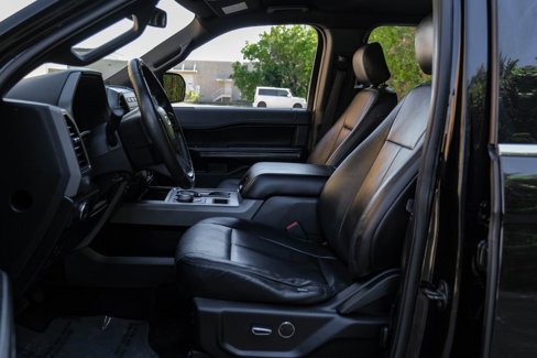 Used 2018 Ford Expedition XLT image 3