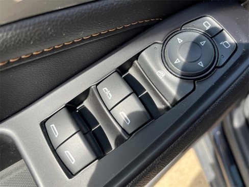 Used 2018 Chevrolet Traverse LT image 16