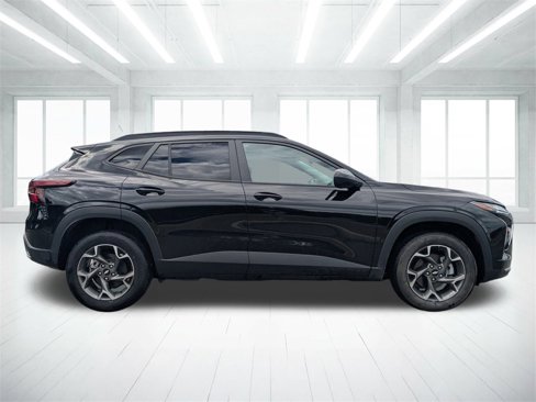Used 2024 Chevrolet Trax LT image 2