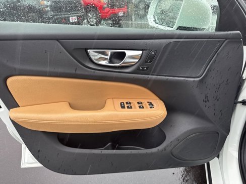Used 2020 Volvo V60 T5 Momentum image 11