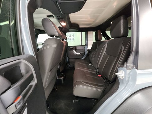 Used 2015 Jeep Wrangler Unlimited Rubicon w/ Connectivity Group image 13