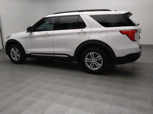 Used 2021 Ford Explorer XLT image 3