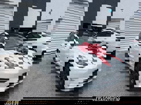 Used 2023 Tesla Model 3 Standard Range image 3