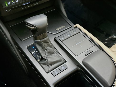 Used 2020 Lexus ES 300h w/ Premium Package image 17