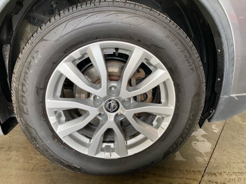 Used 2018 Nissan Rogue SV w/ Premium Package image 9