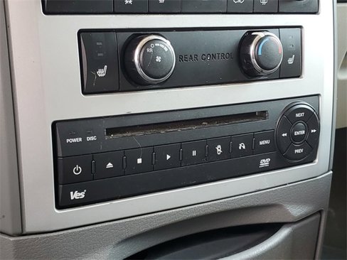 Used 2010 Chrysler Town & Country Touring image 31