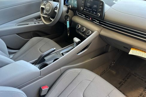 Certified 2025 Hyundai Elantra SE image 19