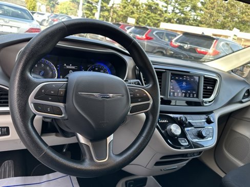 Used 2021 Chrysler Voyager LX image 16