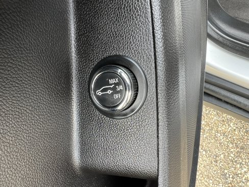 Used 2020 Chevrolet Traverse LT image 30