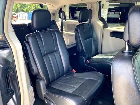 Used 2016 Chrysler Town & Country Touring image 13
