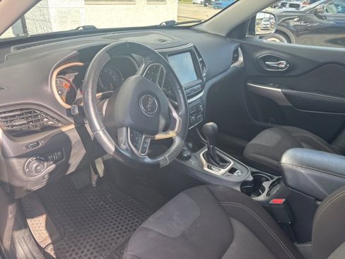 Used 2017 Jeep Cherokee Latitude w/ Cold Weather Group image 5