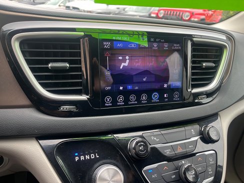 Used 2017 Chrysler Pacifica Touring-L image 27