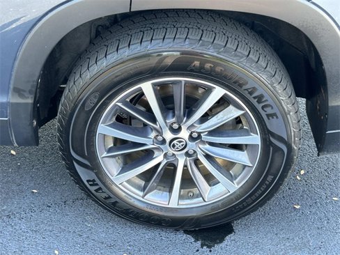 Used 2019 Toyota Highlander XLE image 14