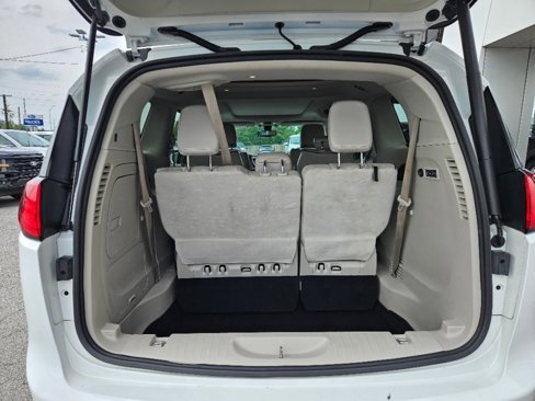 Used 2020 Chrysler Pacifica Limited image 11