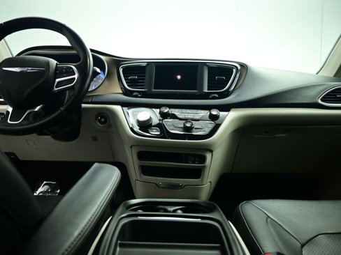 Used 2019 Chrysler Pacifica Touring-L image 9