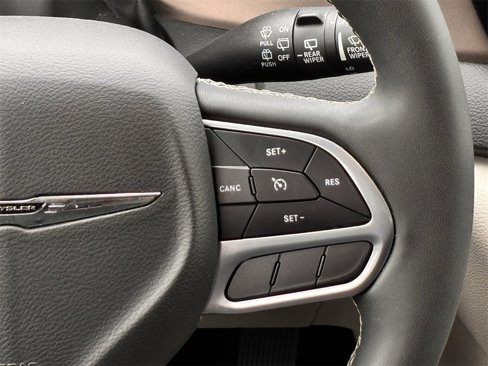 Used 2023 Chrysler Voyager LX image 14