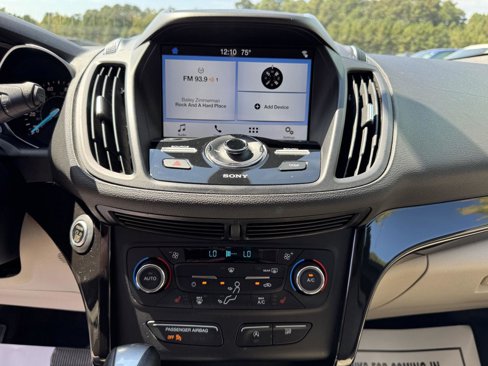 Used 2017 Ford Escape Titanium image 4