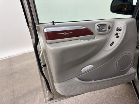 Used 2005 Chrysler Town & Country Limited image 26