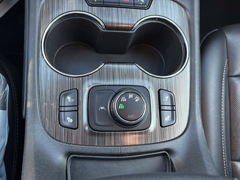 Used 2023 GMC Acadia SLT image 30