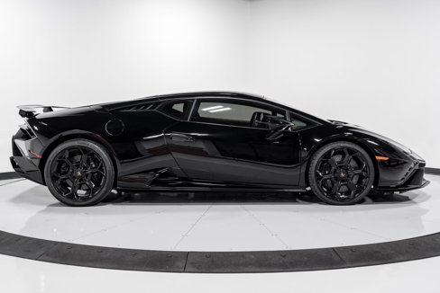 Used 2023 Lamborghini Huracan Tecnica image 2