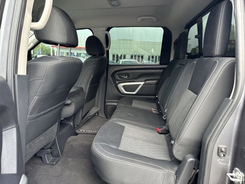 Used 2018 Nissan Titan SV image 29