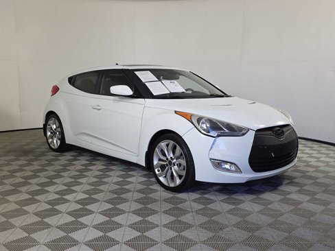 Used 2013 Hyundai Veloster w/ Style Pkg image 2