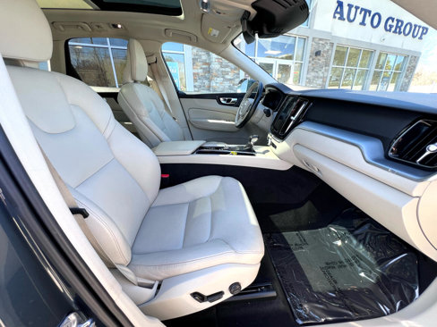 Used 2020 Volvo XC60 T5 Momentum image 11