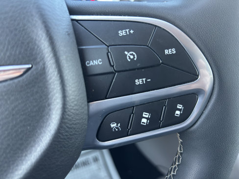 Used 2023 Chrysler Pacifica Touring-L image 20