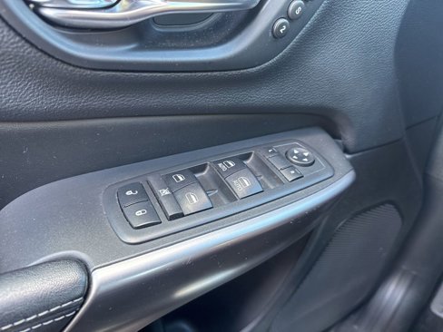 Used 2019 Jeep Cherokee Limited image 23