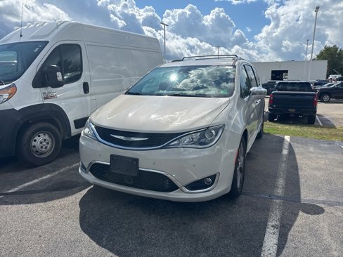 Used 2017 Chrysler Pacifica Limited image 3