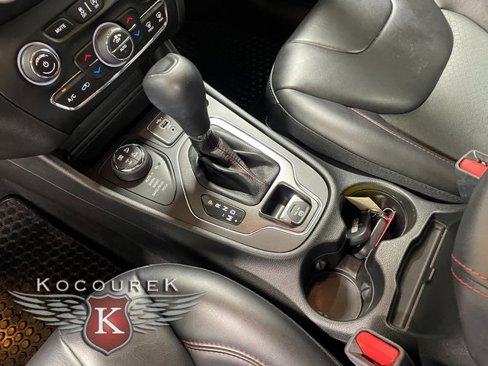Used 2022 Jeep Cherokee Trailhawk image 17
