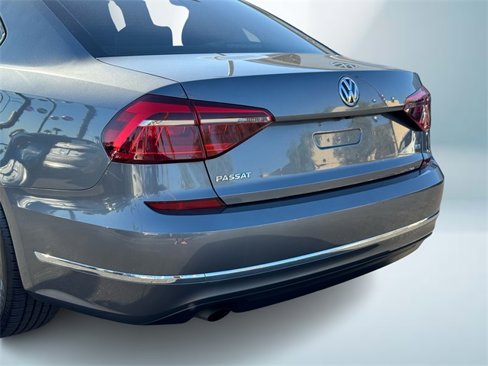 Used 2019 Volkswagen Passat 2.0T Wolfsburg image 5
