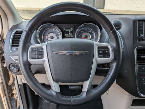 Used 2014 Chrysler Town & Country Touring image 16