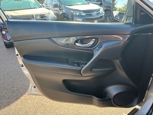 Used 2018 Nissan Rogue SV image 33