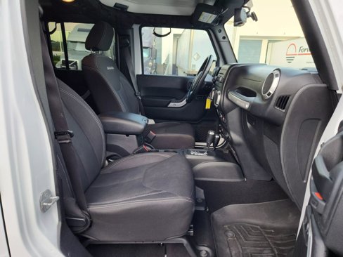 Used 2018 Jeep Wrangler Unlimited Sahara w/ Connectivity Group image 15