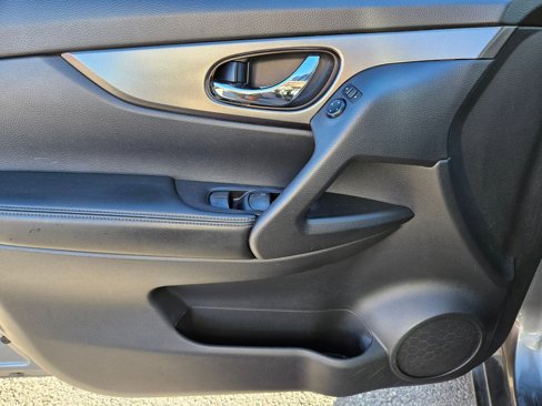 Used 2015 Nissan Rogue SV w/ SV Premium Package image 13