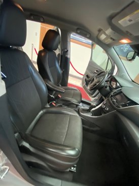 Used 2020 Chevrolet Trax LT w/ LT Convenience Package image 17