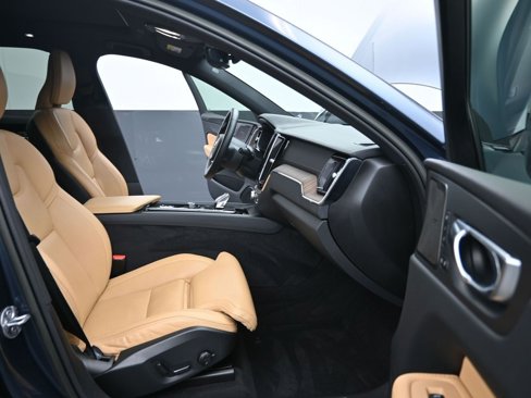 Certified 2023 Volvo XC60 B5 Ultimate w/ Climate Package image 15