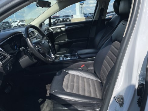 Used 2017 Ford Fusion SE w/ Equipment Group 201A image 16
