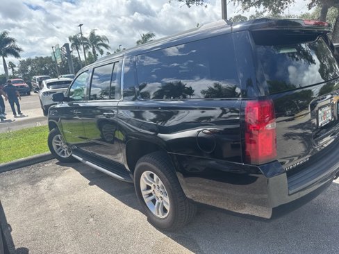 Used 2018 Chevrolet Suburban LT image 3