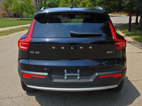 Used 2025 Volvo XC40 B5 Core image 6
