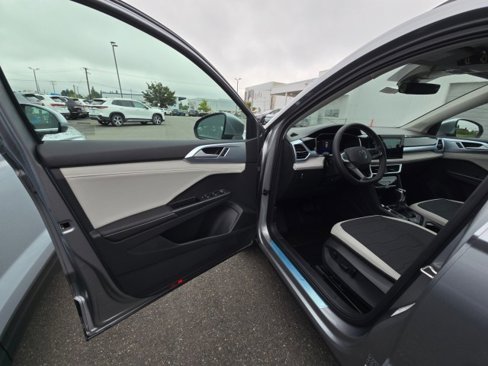 New 2025 Volkswagen Taos SE image 21