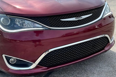 Used 2018 Chrysler Pacifica Limited image 34