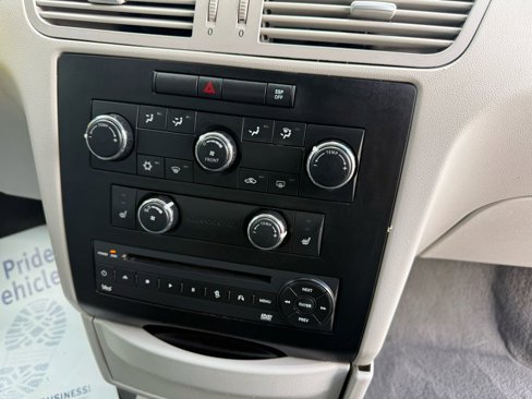 Used 2010 Volkswagen Routan SE image 16