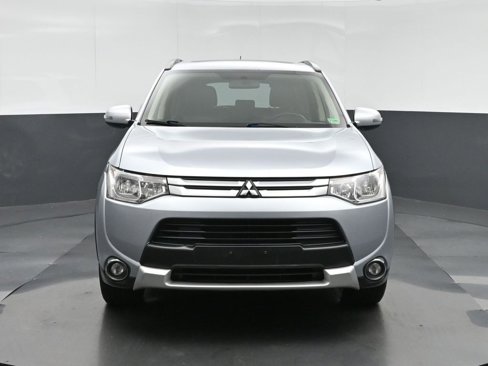 Used 2015 Mitsubishi Outlander SE image 2