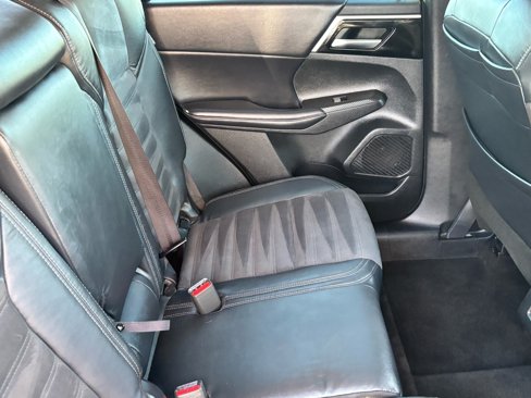Used 2023 Mitsubishi Outlander SE image 13